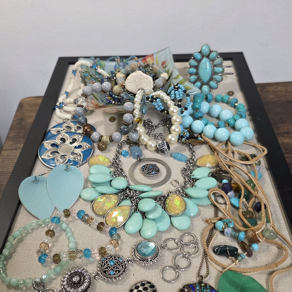 Chic Turquoise and Silver Necklace